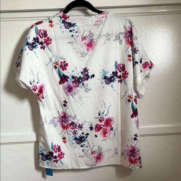 New, Floral V-Neck Women's Top - Picture 6 of 6